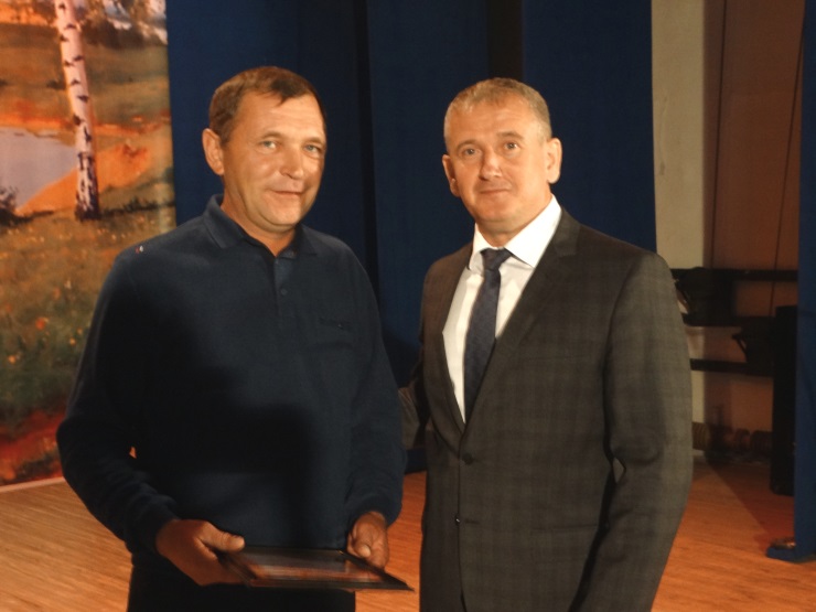 Коллектив ГУП ДХ АК «Юго-Восточное ДСУ» от всей души поздравляет всех сотрудников дорожной отрасли с профессиональным праздником
