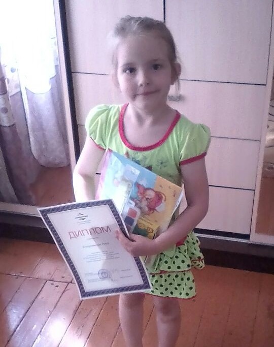 В категории младшее звено (3-7 лет): Дипломом за участие и подарком отмечена Канунникова Рита. В категории младшее звено (3-7 лет): Дипломом за участие и подарком отмечена Канунникова Рита.