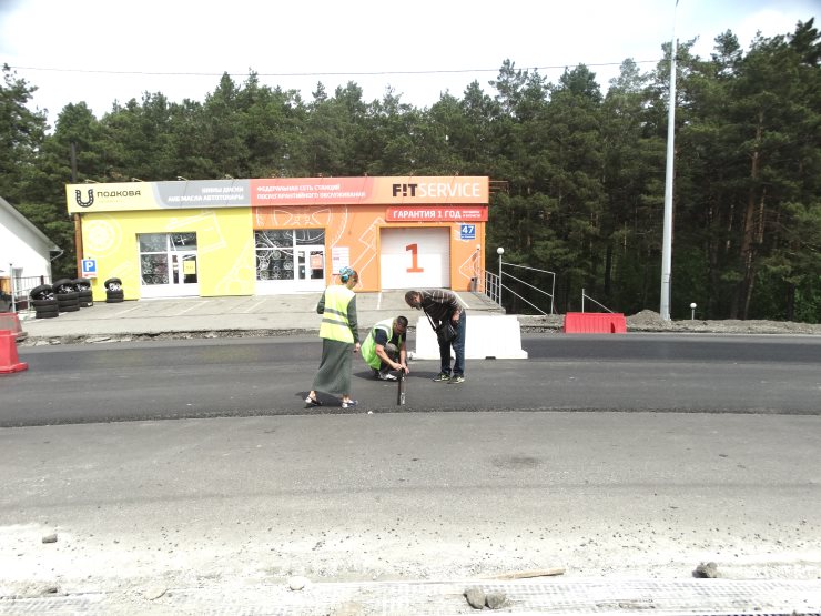 Одна из лучших бригад проводит ремонт автодороги по улице В.Шишкова