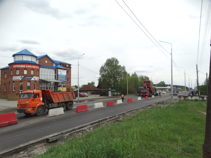 Одна из лучших бригад проводит ремонт автодороги по улице В.Шишкова