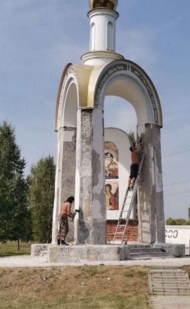 Дорожники Юго-Восточного ДСУ ремонтируют мемориал на месте гибели Михаила Евдокимова Дорожники Юго-Восточного ДСУ ремонтируют мемориал на месте гибели Михаила Евдокимова