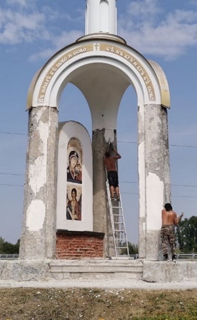 Дорожники Юго-Восточного ДСУ ремонтируют мемориал на месте гибели Михаила Евдокимова Дорожники Юго-Восточного ДСУ ремонтируют мемориал на месте гибели Михаила Евдокимова