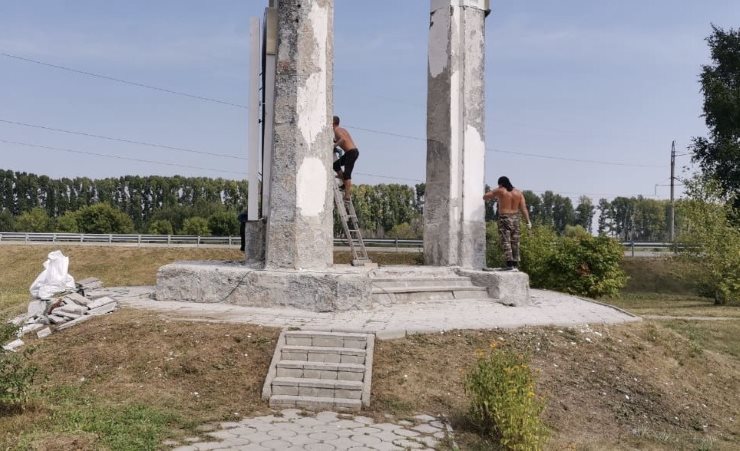 Дорожники Юго-Восточного ДСУ ремонтируют мемориал на месте гибели Михаила Евдокимова Дорожники Юго-Восточного ДСУ ремонтируют мемориал на месте гибели Михаила Евдокимова