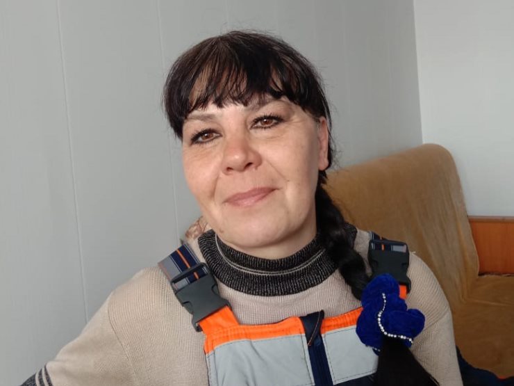 Важенина Елена и Шакалова Ольга, обе 1971 г.р., работают на нашем предприятии в должности «дорожный рабочий» с 2011 года. Единственные женщины на всем предприятии, которые нашли себя в данной профессии. Не смотря на то, что работа дорожных рабочих сопряжена с тяжелым физическим трудом на открытом воздухе, зачастую в плохих климатических условиях, с поставленными задачами они справляются хорошо! Важенина Елена и Шакалова Ольга, обе 1971 г.р., работают на нашем предприятии в должности «дорожный рабочий» с 2011 года. Единственные женщины на всем предприятии, которые нашли себя в данной профессии. Не смотря на то, что работа дорожных рабочих сопряжена с тяжелым физическим трудом на открытом воздухе, зачастую в плохих климатических условиях, с поставленными задачами они справляются хорошо!