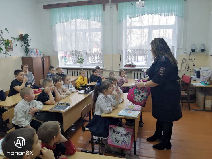 Акция «Ангел в дорогу» посвящённая ко дню памяти жертв ДТП прошла в Алтайской школе №3