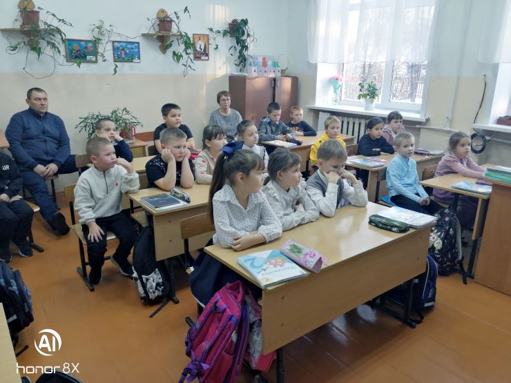 Акция «Ангел в дорогу» посвящённая ко дню памяти жертв ДТП прошла в Алтайской школе №3