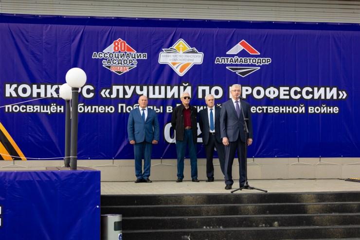 Сотрудник Юго-Восточного ДСУ стал лучшим машинистом экскаватора на конкурсе профмастерства в Алтайском крае Сотрудник Юго-Восточного ДСУ стал лучшим машинистом экскаватора на конкурсе профмастерства в Алтайском крае