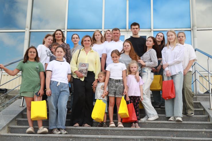 С Днем семьи, любви и верности поздравили многодетные семьи дорожников из Алтайского края С Днем семьи, любви и верности поздравили многодетные семьи дорожников из Алтайского края